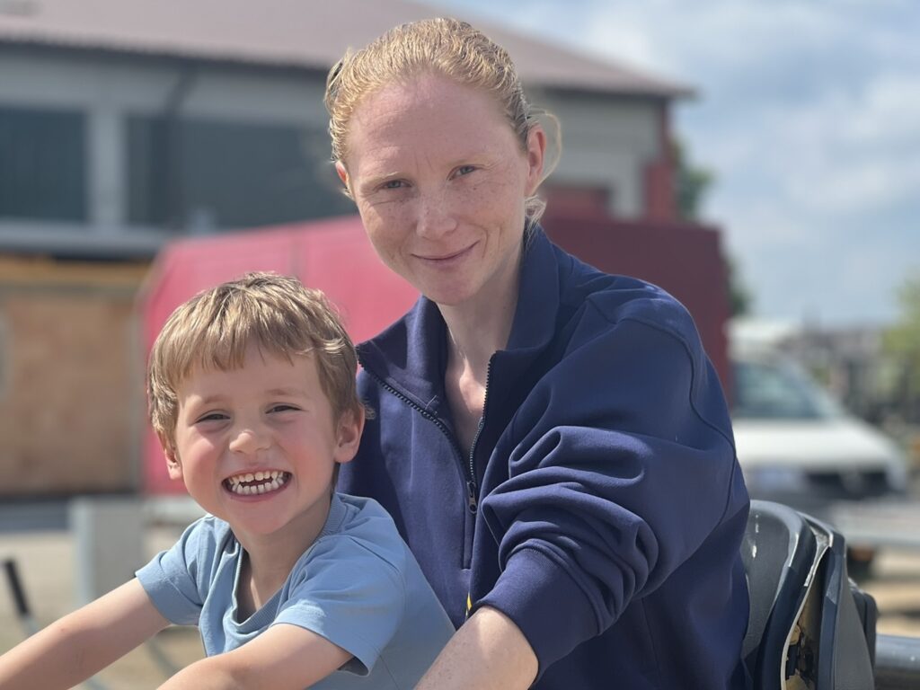 Bild: Lächelnde Frau mit Kind im Freien