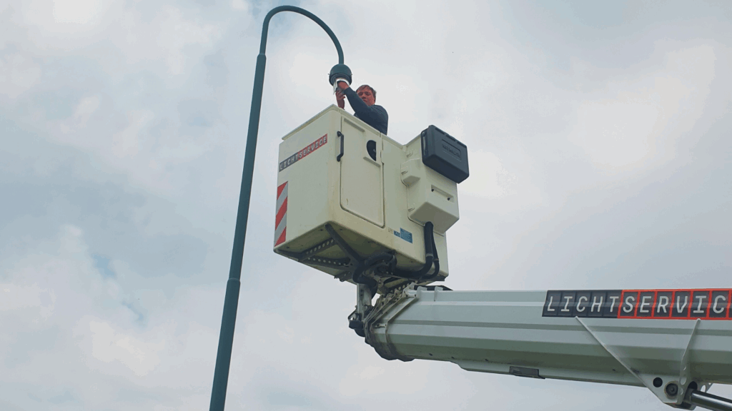 Techniker repariert Straßenlaterne im Hubsteiger